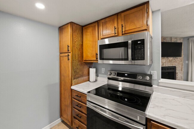 Building Photo - 814 Tenderfoot Hill Rd