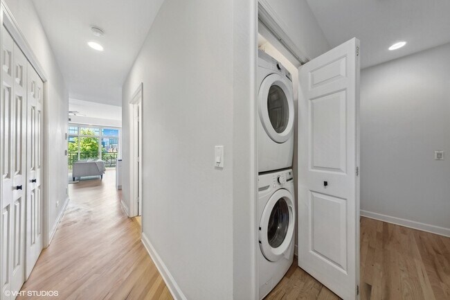 Building Photo - 820 W Hubbard St