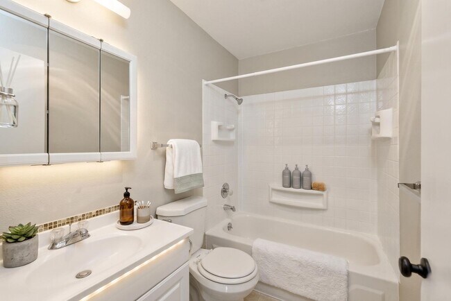 Building Photo - North Beacon Hill 1 Bedroom Apartment for Rent | Beacon Hill Light Rail Access, Balcony, Hardwood...