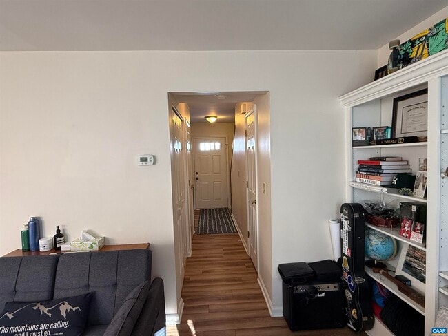 Building Photo - 121 Birdwood Ct