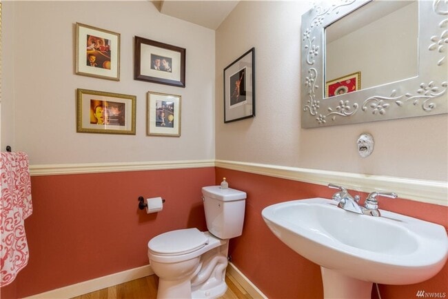 Building Photo - 3 bd 3 bath townhouse close to SPU