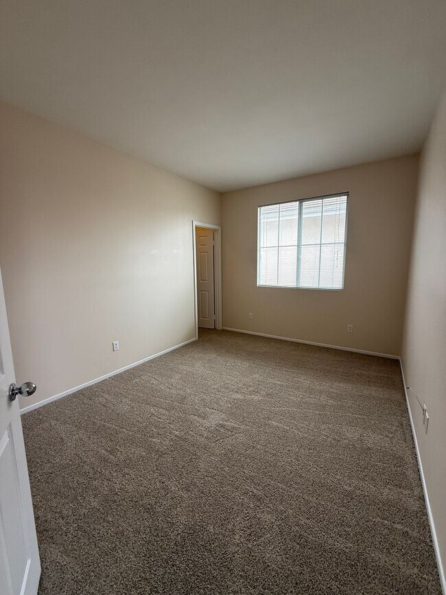 Building Photo - 2 story 4 bed, 3 bath home in Simi Valley