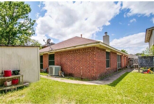 Building Photo - 2025 Sandy Knoll Dr