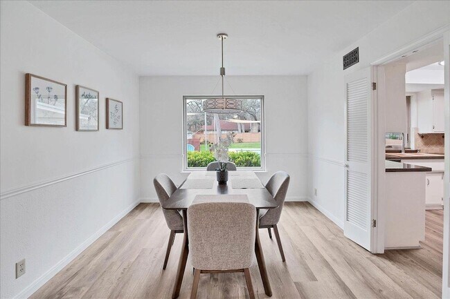 Building Photo - 9502 Castlewood Dr
