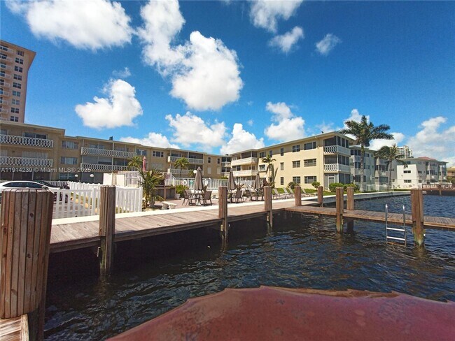 Building Photo - 450 Golden Isles Dr