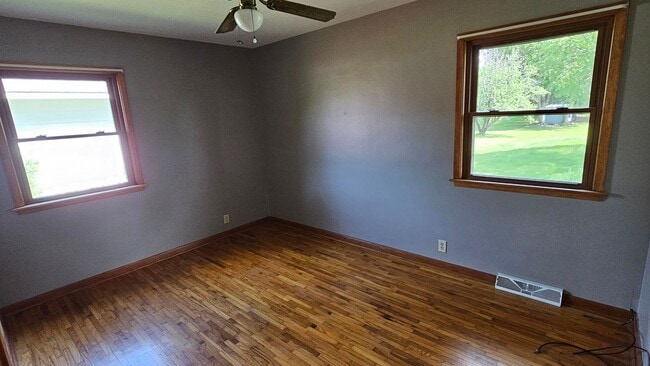 Building Photo - For Rent 5 Bed, 2 Bath, 2 stall garage,  single family home