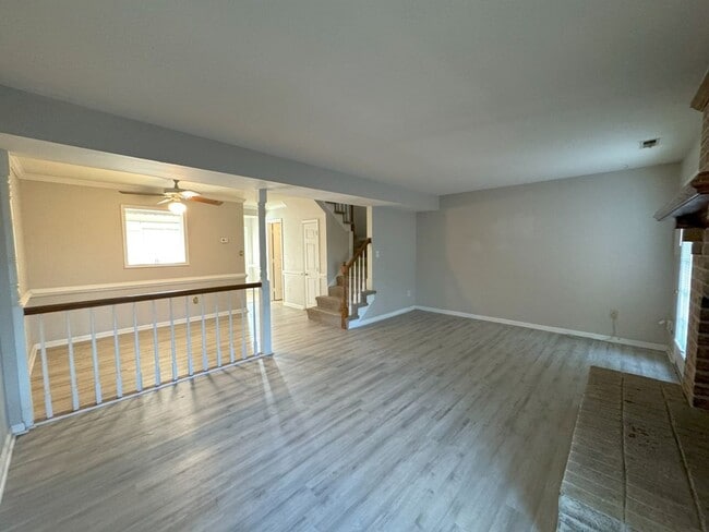 Building Photo - Great Neck area Townhome, Available Now!