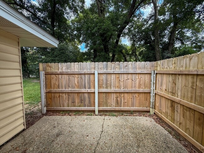 Building Photo - 2 Bedroom 1 Bath Unit for Rent - Water, Tr...