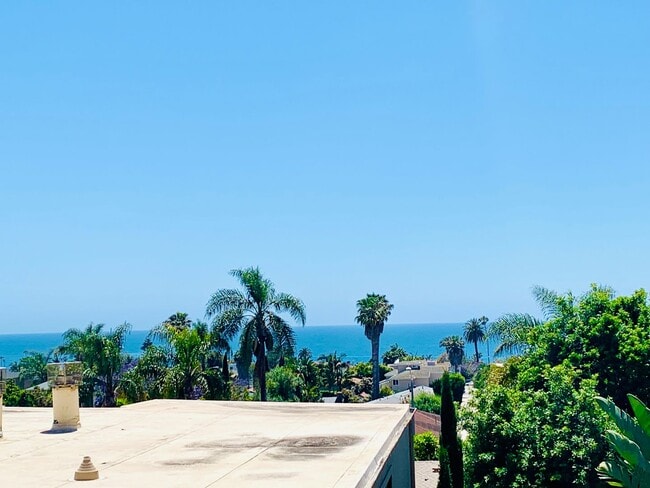 Building Photo - LIVE IN LA JOLLA! LOVELY TOWNHOME WITH BEA...