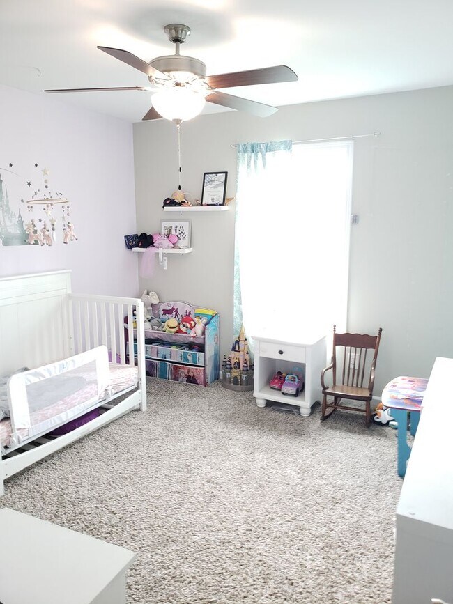 Building Photo - Near Exit 1! Close to I-24! HUGE Kitchen I...
