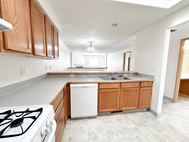 Building Photo - 5548 - 5550