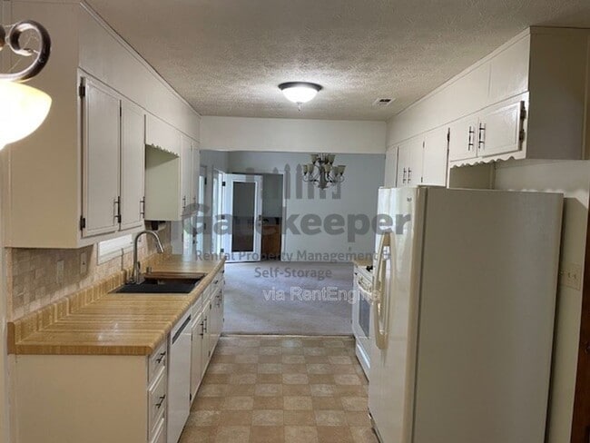 Building Photo - 100 Sandown Dr