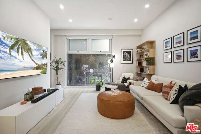 Building Photo - 630 W 6th St