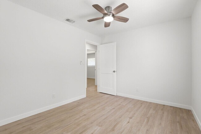 Building Photo - Modern Living Awaits in This Renovated Oviedo 3BR Duplex