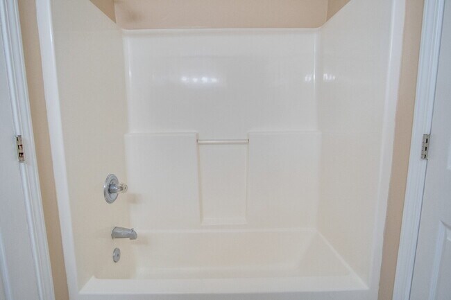 Building Photo - Navarre 3/2.5 Townhome – Minutes from Nava...