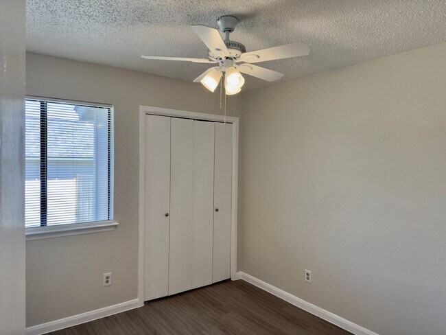 Building Photo - 1614 W Braker Ln