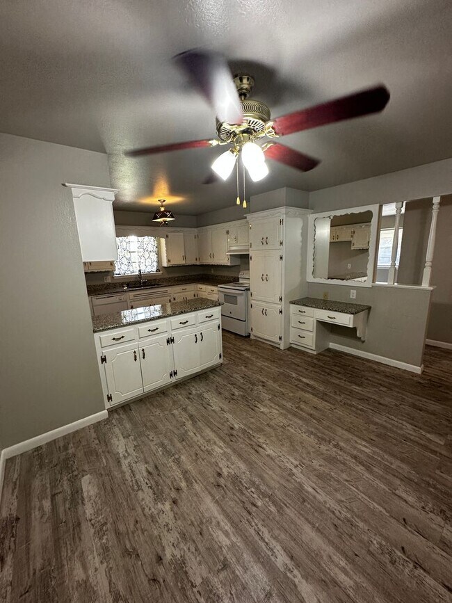 Building Photo - Great 3 bd/1.5 ba Home - Lots of Built-in Storage