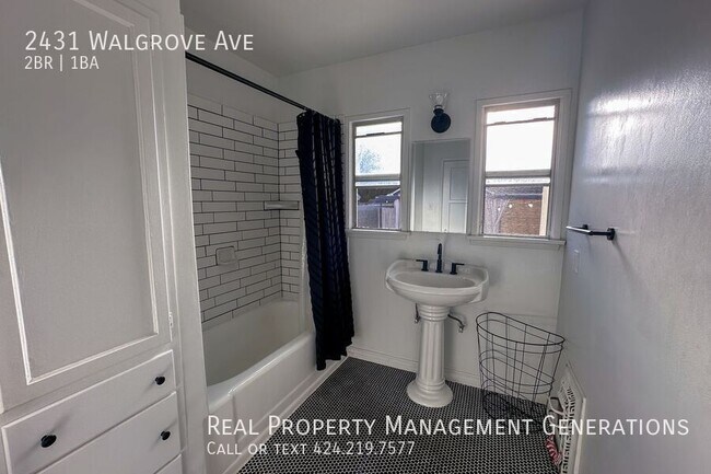 Building Photo - 2431 Walgrove Ave
