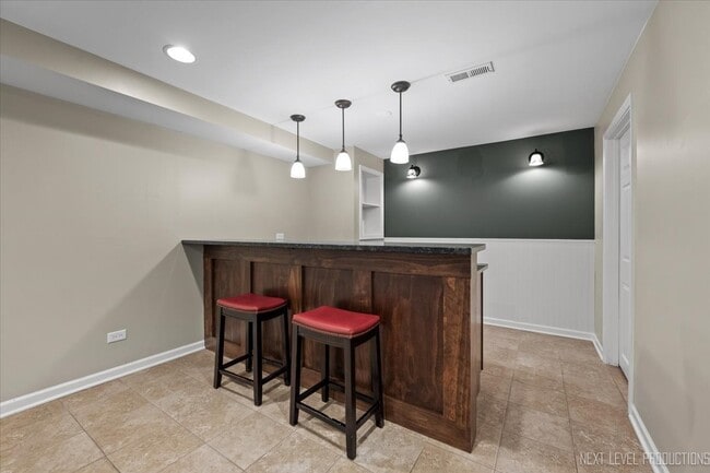 Building Photo - 706 Versailles Pkwy