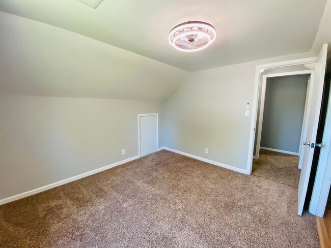 Building Photo - LARGE FENCED IN YARD!!!