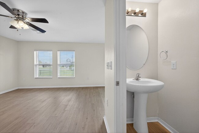 Building Photo - 4 Bedroom Home 2 Story