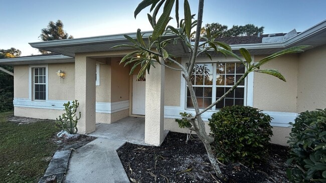 Building Photo - Charming 3-Bed, 2-Bath Home in Lehigh Acre...