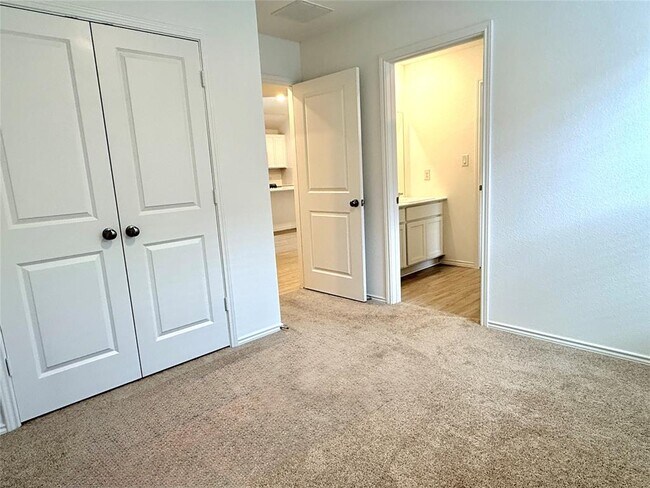 Building Photo - 289 Sormonne Lp