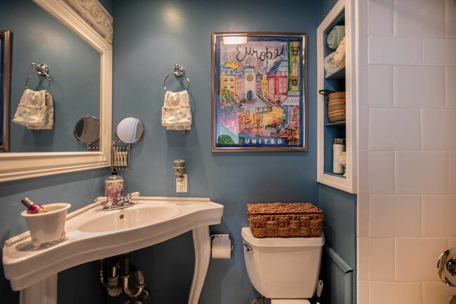 Building Photo - 730 6th St NE