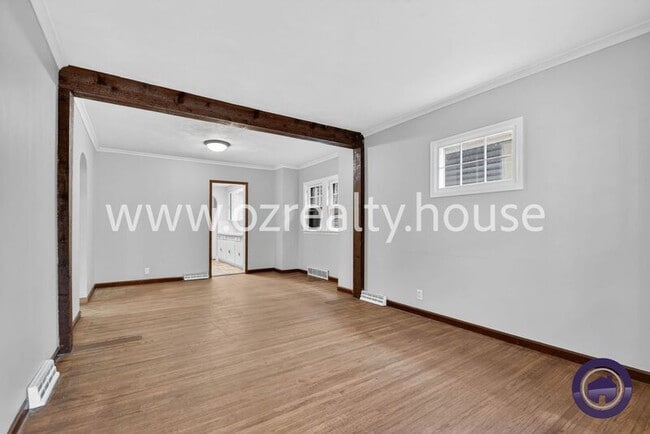 Building Photo - 2032 Barrows St