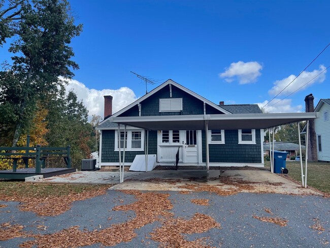 Building Photo - Charming 3 Bed / 1 Bath Bungalow – Prime Location Near Downtown Hickory