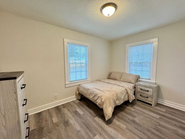 Building Photo - Fully Furnished and Utilities Included!