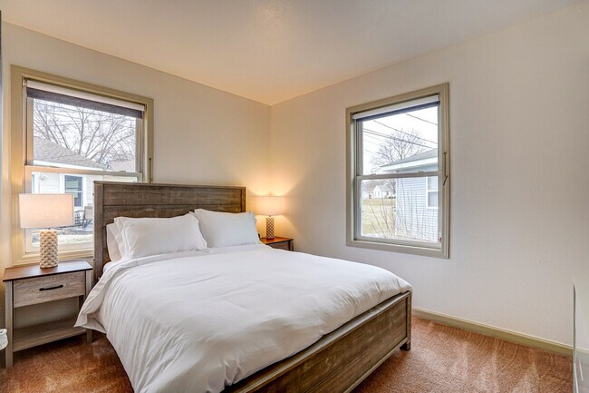 Building Photo - 5123 University Ave