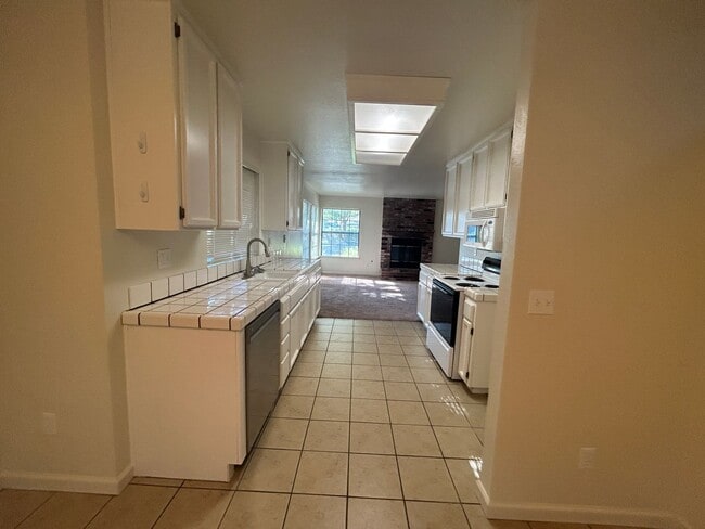 Building Photo - Spacious Halfplex