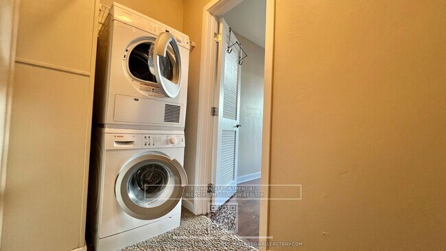 Building Photo - Sweet and Spacious studio with resort styl...