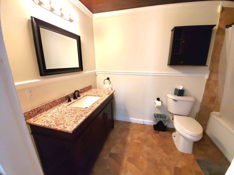 Building Photo - 526 Monroe St