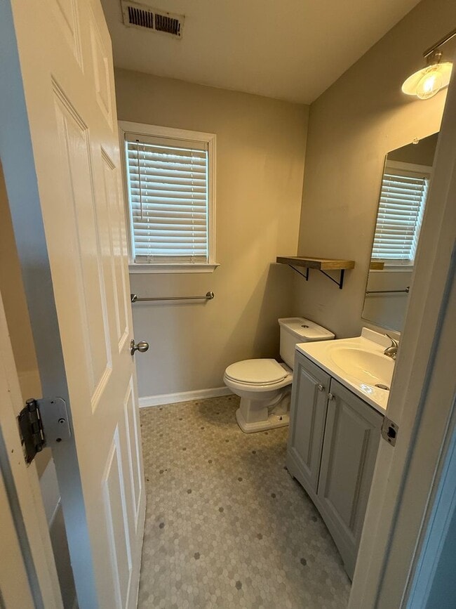 Building Photo - 1822 Holdens Hollow