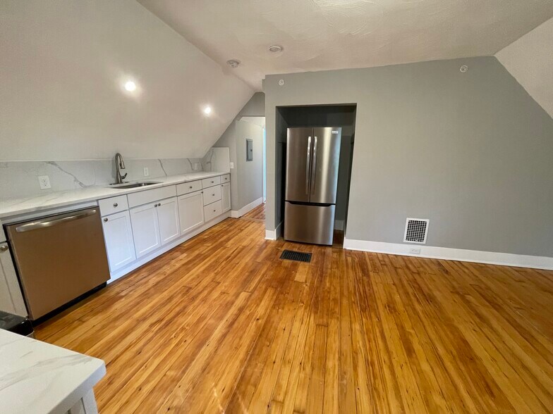 Primary Photo - 35 Cameron Ave