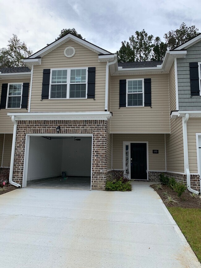 Building Photo - Very well maintained Townhouse