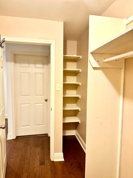 2nd MBR walk-in closet - 4514 Woodlyn Dr
