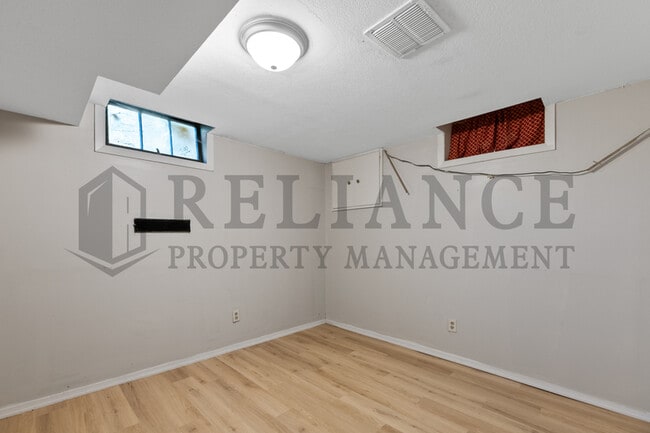 Building Photo - 1555 N Northeast Pkwy