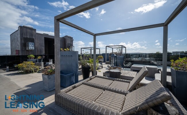 Building Photo - LUXURY STUDIO PENTHOUSE | PRIME BEVERLY HI...