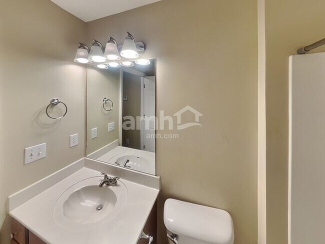 Building Photo - 7028 Oak Brook Terrace