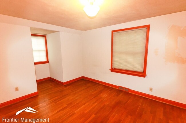Building Photo - Awesome 5 Bedroom home near campus and Agg...