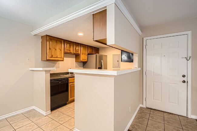 Building Photo - Spacious 1,177 sq ft 3-Bed / 2-Bath Condo ...