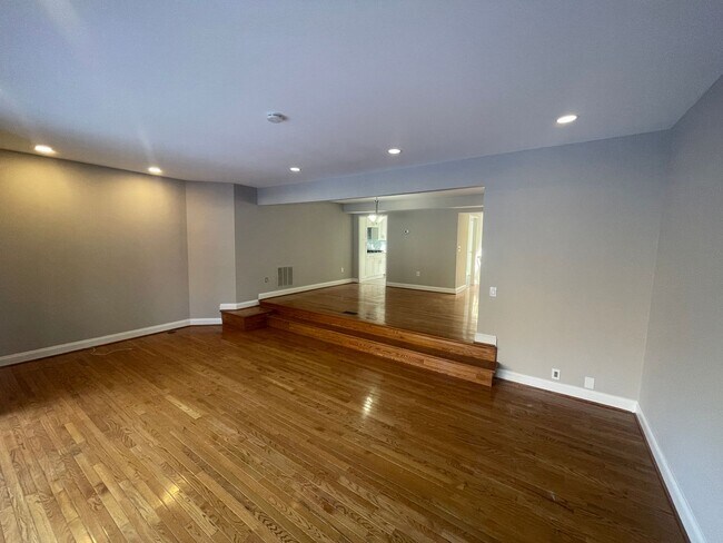Building Photo - Newly Renovated 3 Level Townhome!