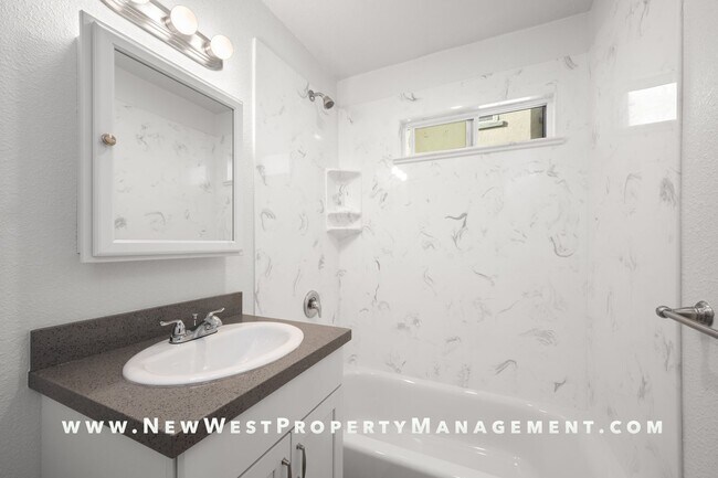 Building Photo - Light and bright Sherman Heights 1 Bedroom...