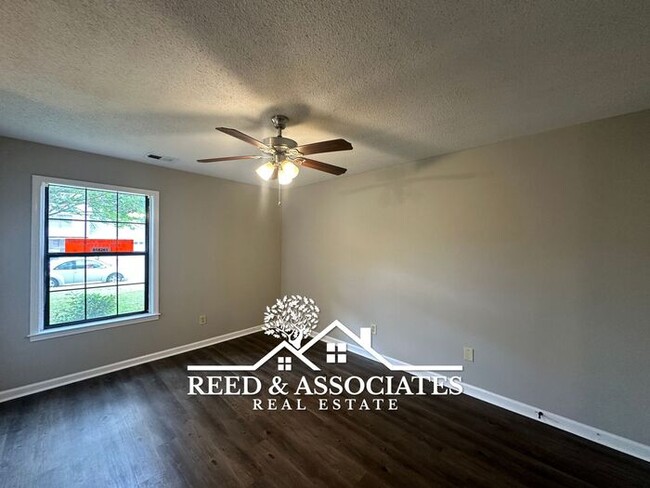 Building Photo - Spacious: 3 Bedroom in Bartlett!