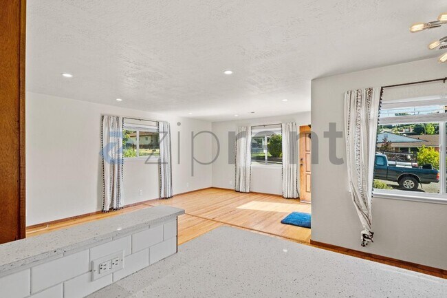Building Photo - 232 Doyle Dr