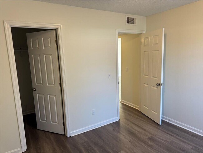 Building Photo - 890 E Cherry St