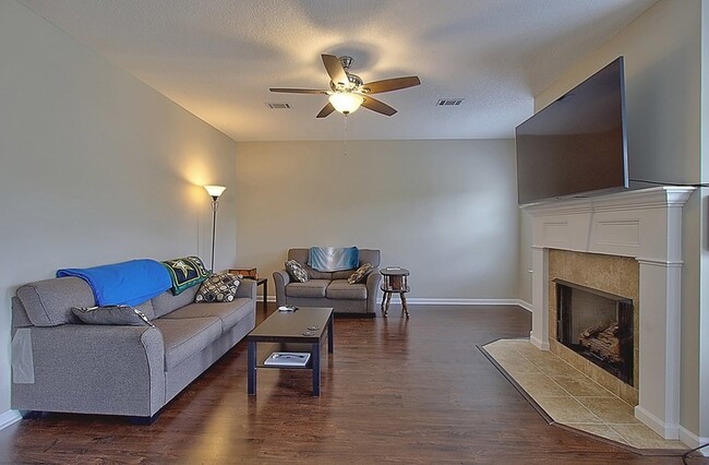 Building Photo - 1303 Windrow Dr